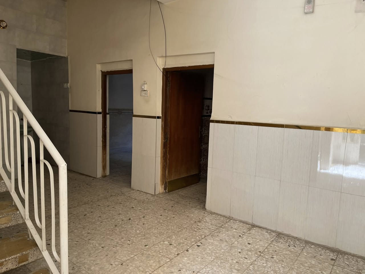 اليجار                     بيت ١٥٠ مترالبلديات المضمار العابد خلف مدرسه عاىشه.     ***********طابق واحد
