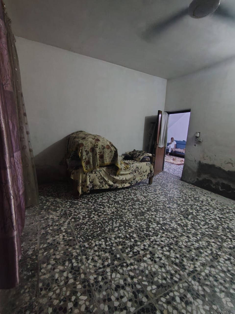 السلام عليكم بيت مساحة ٢٠٠ متر مسلح طابوك كاشي يحتوي عل ٢ غرف نوم و مطبخ جبير و استقبال كراج جبير حديقة أب ضهر أسواق أبو امير سند اصفر السعر ٧٠ أو بي مجال اشراي  ***********
