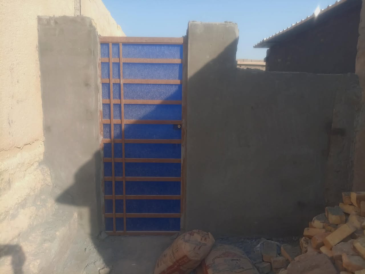 السلام عليكم 
بيت تجاوز ملبوخ جديد وسقف ساندويچ يحتوي على غرفتين وصاله 5×3
 غرفه 5×3 وغرفه مال اطفال 4×3
المساحة... 117م
نقوصاته كهربائيات ومطبخ وصحيات  
السعر 6 وبيه مجال 
المكان.. سوق الشيوخ حي العسكري خلف الملعب في شارع مضيف الامام علي ع
الاستفسار.. ***********
