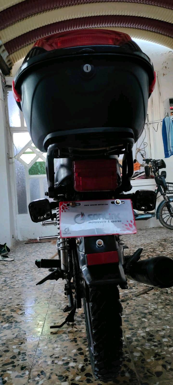 دراجه سونك سافان مديل 2024 بنهايتهه 
تشغيل عن بعد. بيهه بصمتين وشاشه لمس مع السماعات داخليهmp3
وتعرض مقاطع عل شاشه عن طريق لفلاش 
محرك مامفتوح نضيفه حيل كلشي شغال بيهه 
اوراقهه موجوده. بدون كمرك   دراجه خير من الله.