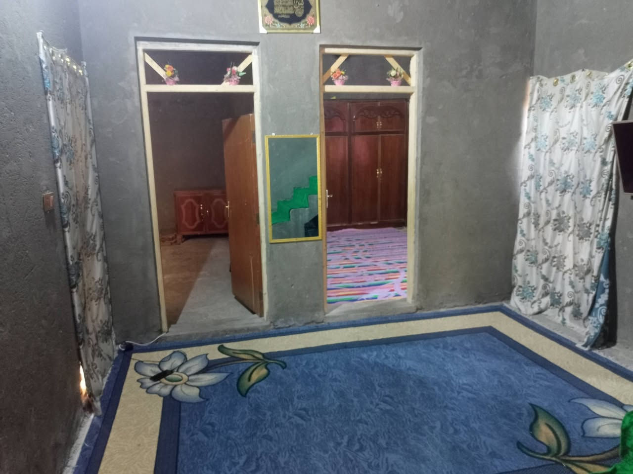 الدار للبيع مساحته ١٥٥م البيت يحتوي على غرفتين نوم وصاله واستقبال ومطبخ وصحيات بيتونه طابوق وصب مسلح البيت ملبوخ  فقط شارع الوائليه على شارع عريض ١٦ باسمي مرقم بلديه ماء كهرباء كامله السعر ٥٠ وبيه مجال رقم الجوال ***********
