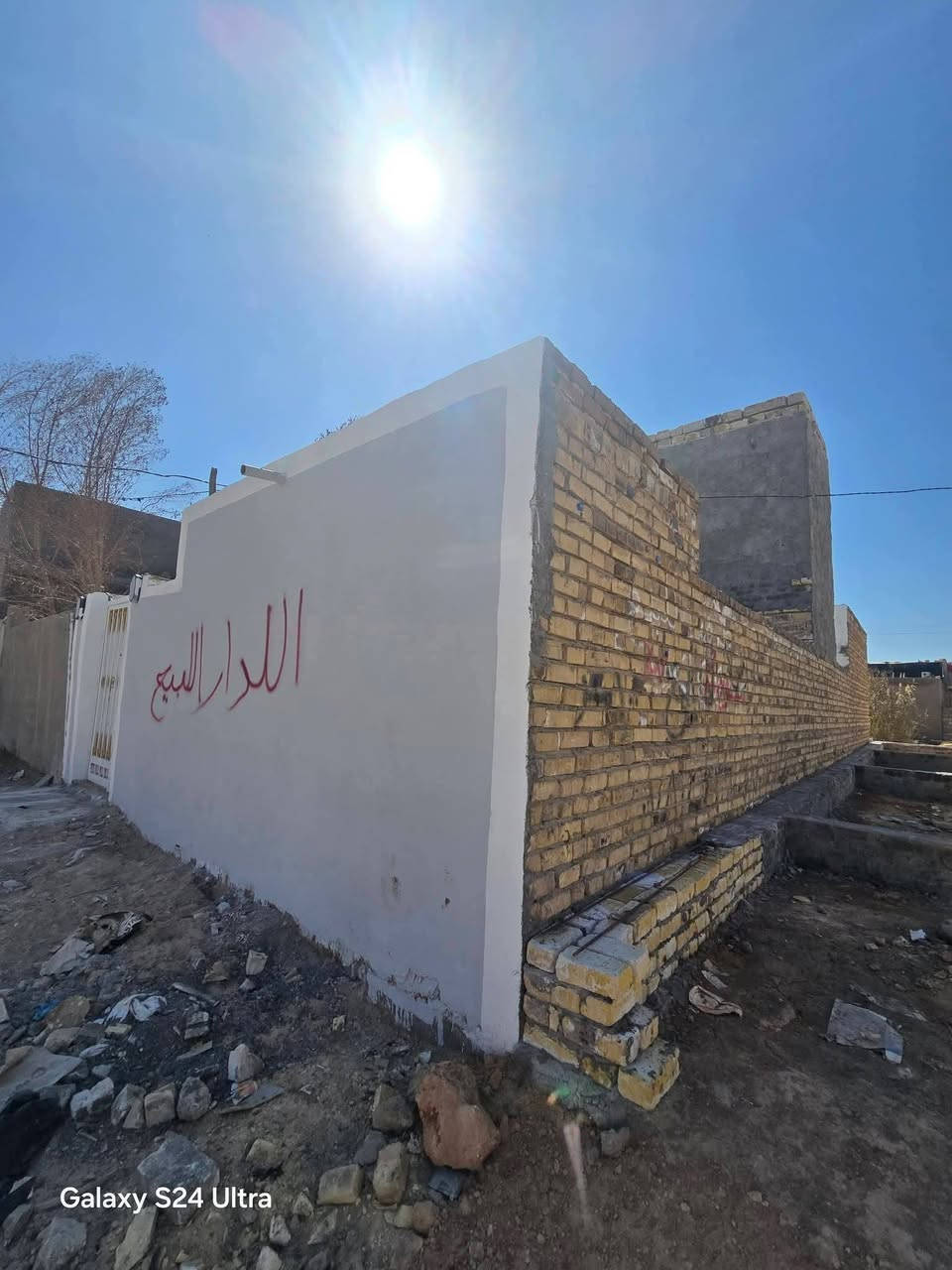 بيت لبيع بشارع المطار الجديدبشارع الحوزه المساحه ١٠٠متر البناء طابوك الساس كونكريت السكف عكاده يحتوي على غرفه وصاله ومطبخ والستقبال ما كامل عايز ضلع واحد السعر ٢١وبي  مجال قليل  للستفسار *********** مكتب بركات ام البنين قرب اسواق فدك مقابيل شارع السبيس البيت جديد تستلم مفتاح مباشر
