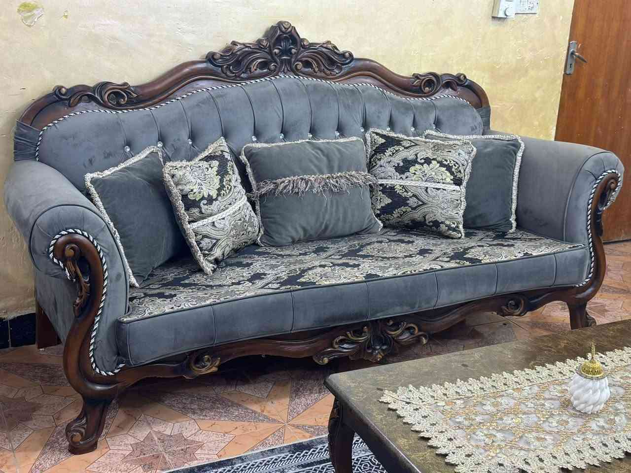 تخم زان تركي ١٠ مقعد مع ميز وسطي اخو الجديد ولا غلطه فول نضافه***********
