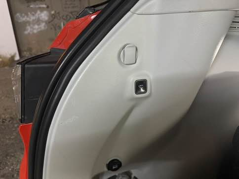 السلام عليكم الاخوان 
جيب كومباس فول فول المواصفات ١/١ كلين تايتل
موديل ٢٠١٨
لونين (برتقالي سقف اسود ) بلادي 
Jeep compass Limited 2018 trail houk(Clean Tiltle)

فول مواصفات للأخير   ماشيه 80 الف فقط

• المحرك والأداء: محرك 2.4 لتر 4 سلندر، بقوة 180 حصان، وعزم دوران حوالي

• ناقل الحركة: أوتوماتيك 9 سرعات (دفع رباعي 4x4).

• التصميم الخارجي: سقف أسود بلادي (توين كلاور)، لايت زينون/ليد، ويل كروم , صندوق شفط , بانوراما سقف دبل السلايد

• المواصفات الداخلية والتقنية: دواخل الكريمي (بلاد الشركة )شاشة كبيرة (10.1 بوصة) تعمل باللمس، نظام آبل كاربلاي/أندرويد أوتو، كشنات جلد (تدفئة/تبريد)، تشغيل عن بعد، بصمة، سماعات boost

• الأمان: رادار أمامي وجانبي، حساسات خلفية، كاميرا، وسائد هوائية متعددة.،+فور ويل يعني دبل اكسل بعد وهوايه مواصفات بيها

السيارة جديدة بمعنى الكلمة وبالواقع لونها بعد احلى من الصور وجاهزة 100% رقم و السنوية و هزة و فحص كله جديد

 تحويل + وكالة نفس اليوم

‏سعره خاص ‏‎للأستفسار هذا رقمي 

*********** بي واتساب أربيل, العراق
