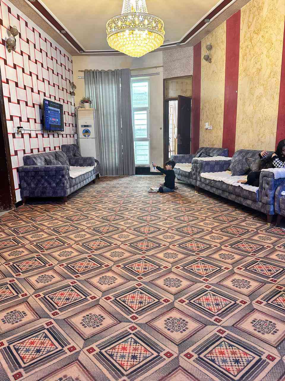 السلام عليكم 
بيت للبيع طابو صرف مساحة بالسند ٢٤٠ واقع الحال ٢٦٠ متر المكان الجمعيه خلف كلية الهندسه بصف مدرسه البيارق مباشر البيت طابقين بناء حديث الأرضية الطابق الأول  مرمر يحتوي على ٤ غرف نوم وصالتين فوك وجوه واستقبال ومطبخ ومجمع صحيات فوك وجوه داخلي وخارجي للاستفسار الاتصال على الرقم التالي ***********
***********
