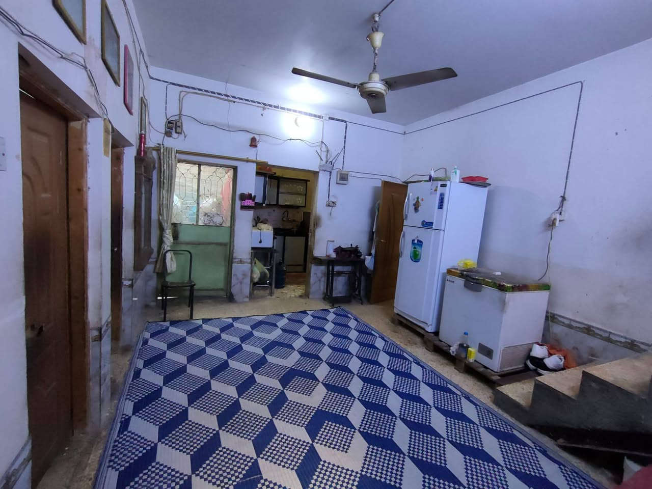 بيت للبيع حي الشهداء مساحة 125 متر دولان بي غرفتين وصالة واستقبال ومطبخ وصحيات داخلية وخارجية و2 مناور البناء مرتب ونضيف والبيت نضيف جدا والسعر جدا مناسب 
للتواصل واتساب (***********)
