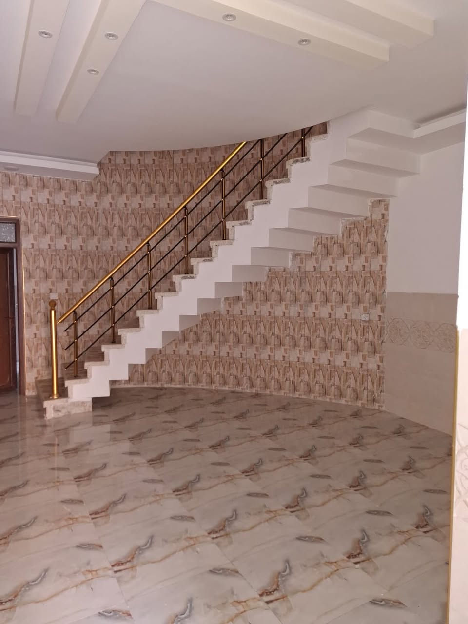 دار لايجار  طابقين 
حي الفلاح قرب جامع الثقى
مساحه  ١٠٠ بناء جديد 
للاتصال والاستفسار ***********
