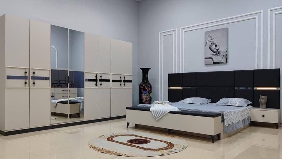 ديل جديد وحصري 10 قطع          
قياس الكنتور + الملحق  320 سم 
✅ السرير مخزن 
✅ الميز تواليت الضخم🥇  
✅ شغل ممتاز 
✅ المصنع الأصلي   
✅ قياسات ضخمه 
السعر 1250.000 الف عراقي فقط 
الشد والنقل مجاناً داخل الموصل 
للاستفسار***********
