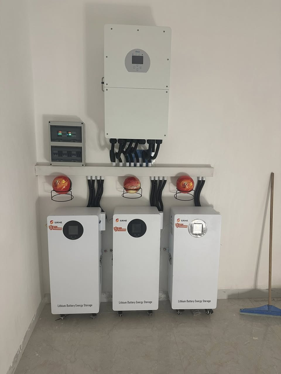 تم بحمد الله تنصيب منظومة طاقة شمسية
📍 المسيب – منطقة ابو عصافير
⚡ مواصفات المنظومة:
 • القدرة: 50 أمبير
 • انفيرتر: هايبرد Deye بقدرة 16 كيلوواط
 • بطارية: ليثيوم 16 كيلوواط عدد 3
 • الألواح: عدد 24 ألواح Hi-MO X10 عالية الكفاءة
✅ أداء عالي
✅ تجهيز احترافي
✅ ضمانات حقيقية
✅ تشغيل مستقر على مدار اليوم
المحيط للطاقة الشمسية
خبرة • جودة • ثقة


**إذا كنت صاحب هذا الإعلان وتريد حذفه لأي سبب، رجاءا أرسل رسالة إلى الدعم الفني**