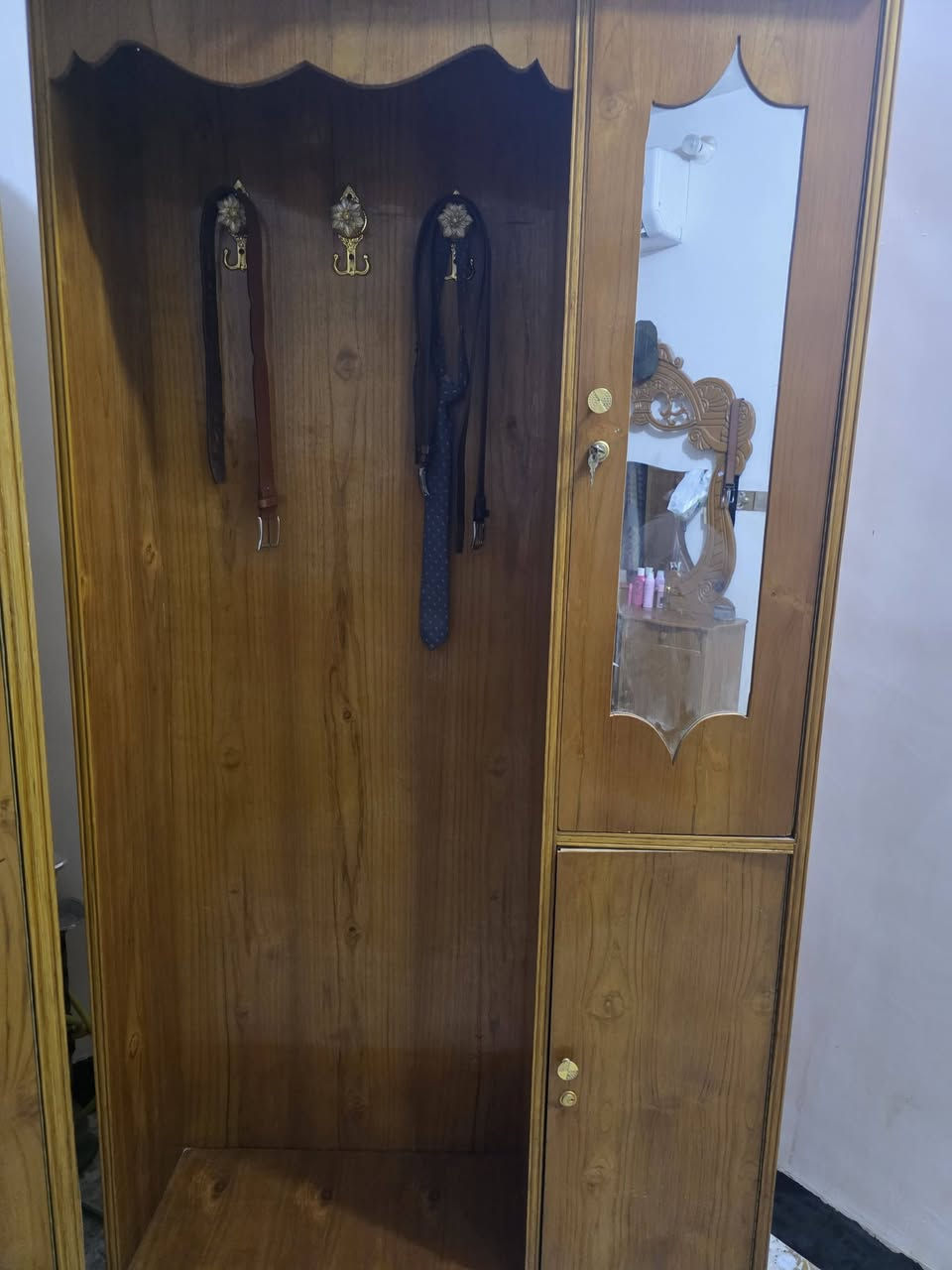مرحبااا غرفة اخشاب للبيع سعره 350 قفل  ااسكن بحي ميسان يحب يتواصل معي***********
