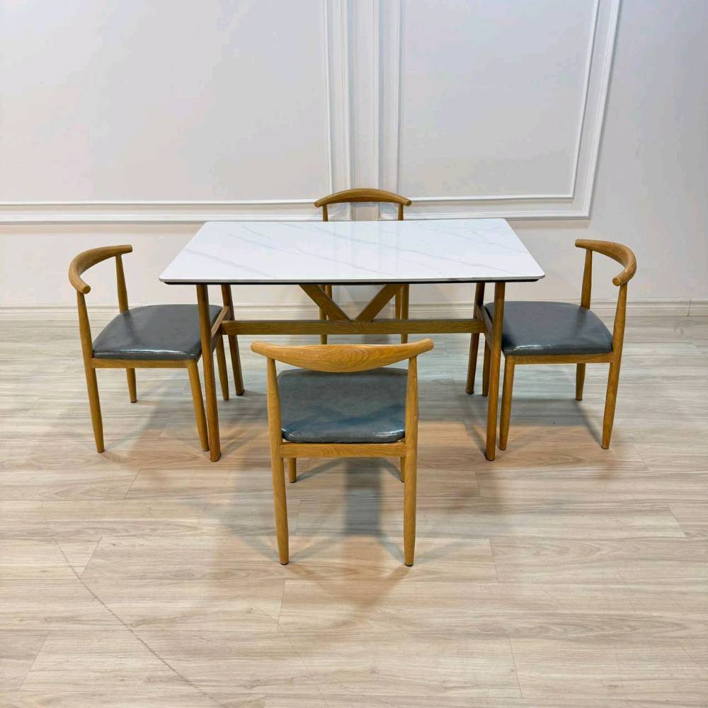 ميز طعام 4 كرسي رجل حديد دوشمه جلد
 سطح الميز رخام مزجج 

قياس الميز 70*120 سم 
هيكل حديد بالكامل صبغ حراي

 صنع صيني 