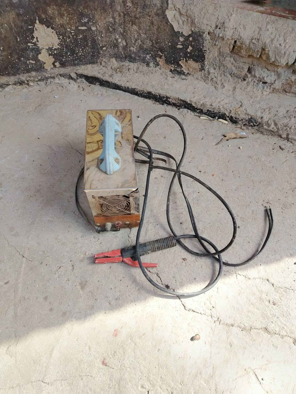 سلام عليكم ورحمة الله وبركاته مكاين  لحيم للبيع اصليات مامصلحات ولا مفتوح بيهن برغي شرط الشغل لحيم هرش ال١٨٠ امبير ب٦٥ وبيه مجال والثانيه ٢٥٠ امبير سعرها ٧٥ مكانهن ديوانيه البدير ***********
