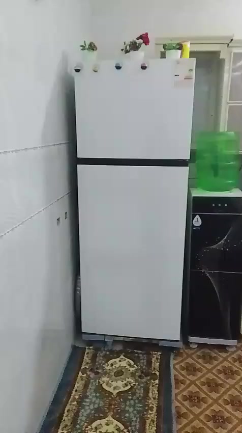 ثلاجه بخاخ درجه اولا حجم جبير السعر 225بيها مجال مكان عصريه غراض بيت. ***********
