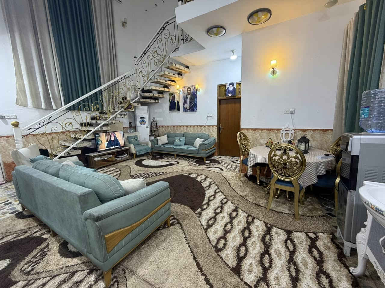 بيت للبيع مساحه 200م
العنوان نهاوند الولى قرب المستوصف 

البيت ماكو مقابيله ناس ساحه مربع 

البيت كامل 

بحتوي على 

1. كراج سياره 

2. مدخل 

3. استقبال 

4. مطبخ 

5. صاله مفتوحه 

6. غرفتين الطابق الأول 

7. ترك ع طول البيت 

8. منور داخلي 

9. مجموعة صحيات داخليه وخارجيه 

    الطابق الثاني 

1. يحتوي على 3 غرف 

و غرفه ترك 

وبلكونات عدد 2 تطل ع شارع
للتواصل 
***********
او على الرقم المرفوق مع صور
