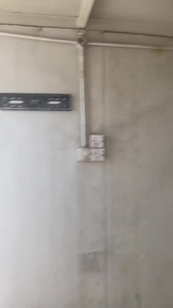 السلام عليكم
كرفان مستخدم متنقل طول ٤ متر
عرض ٢ونص
رتفاع ٢ ونص 
مكان بغداد ثعالبه 
هاتف ***********
