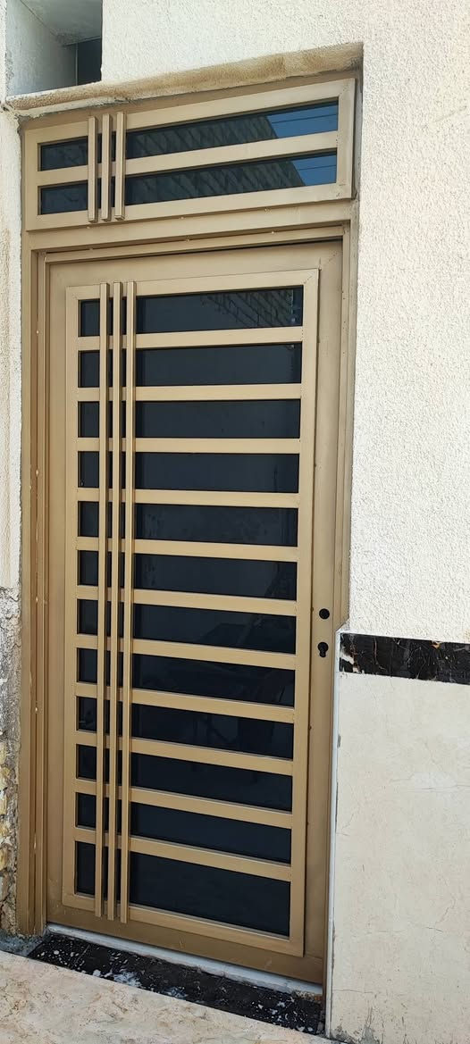 السلام عليكم تنضيف وصبغ  الشبابيك والابواب والجدران العنوان ميسان العماره للاتصال ***********
