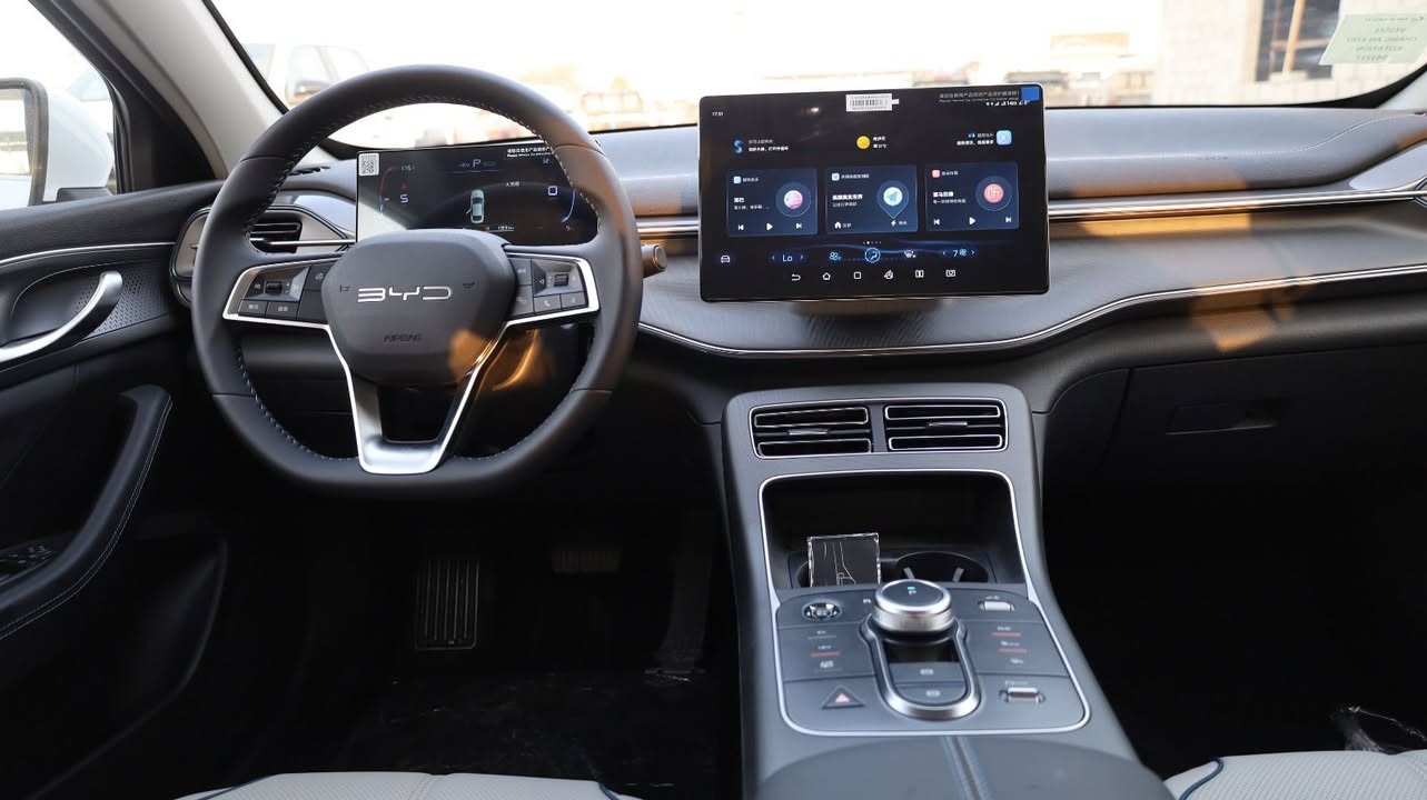 بي واي دي ديستروير موديل 2025   الاستفسار ع الواتس فقط  0782565642
🚗 BYD Destroyer 05 DM-i – فئة Luxury (مدى 55 كم)
📏 الأبعاد
الطول الإجمالي: 4780 مم
العرض الإجمالي: 1837 مم
الارتفاع الإجمالي: 1495 مم
قاعدة العجلات: 2718 مم
الوزن الفارغ: 1515 كجم
الوزن الإجمالي: 1890 كجم
سعة خزان الوقود: 48 لتر
سعة صندوق الأمتعة: 450 لتر
مقاس الإطارات: 225/60 R16
⚙️ المحرك والمواصفات التقنية
النوع: سيارة هجينة قابلة للشحن (PHEV)
سعة المحرك: 1.5 لتر
أقصى قوة للمحرك: 81 كيلوواط (110 حصان)
أقصى عزم للمحرك: 135 نيوتن.متر
أقصى قوة للموتور الكهربائي: 132 كيلوواط (180 حصان)
أقصى عزم للموتور: 316 نيوتن.متر
مدى القيادة الكهربائي (CLTC): 46 كم
سعة البطارية: 7.68 كيلوواط/ساعة
وقت الشحن البطيء: 2.5 ساعة
التسارع 0–100 كم/س: 7.9 ثانية
استهلاك الوقود (WLTC): 2.17 لتر/100 كم
نوع البطارية: ليثيوم فوسفات الحديد (Blade Battery)
سعة البطارية (مذكورة أيضًا): 8.3 كيلوواط/ساعة
ناقل الحركة: E-CVT (أوتوماتيك متغير باستمرار)
التعليق الأمامي: مستقل (MacPherson)
التعليق الخلفي: شبه مستقل (Torsion Beam)
🛞 أنظمة القيادة
نظام التوجيه: كهربائي (EPS)
الجنوط: ألمنيوم
الفرامل: أقراص مهواة وأقراص صلبة
فرامل التوقف: إلكترونية
نوع السيارة: سيدان 4 أبواب / 5 ركاب
🛡️ السلامة والأمان
ABS مانع انغلاق الفرامل
EBD توزيع إلكتروني للفرامل
BAS مساعد الفرامل
TCS نظام التحكم في الجر
ESP نظام الثبات الإلكتروني
مراقبة ضغط الإطارات
وسائد هوائية أمامية وجانبية
ستائر هوائية جانبية
تنبيه عدم ربط حزام الأمان
نظام ISOFIX لمقاعد الأطفال
حساسات خلفية
كاميرا خلفية
مثبت سرعة
Auto Hold
مساعد صعود المرتفعات (HAC)
أوضاع قيادة متعددة
نظام استرجاع الطاقة (Regenerative Braking)
تنبيه صوتي للسرعات المنخفضة
🛋️ الراحة والتجهيزات
عجلة قيادة متعددة الوظائف مكسوة بالجلد
تعديل المقود (ارتفاع وعمق)
ناقل حركة إلكتروني (زر/مقبض)
شاشة معلومات الرحلة ملونة
شاشة عدادات LCD


**إذا كنت صاحب هذا الإعلان وتريد حذفه لأي سبب، رجاءا أرسل رسالة إلى الدعم الفني**