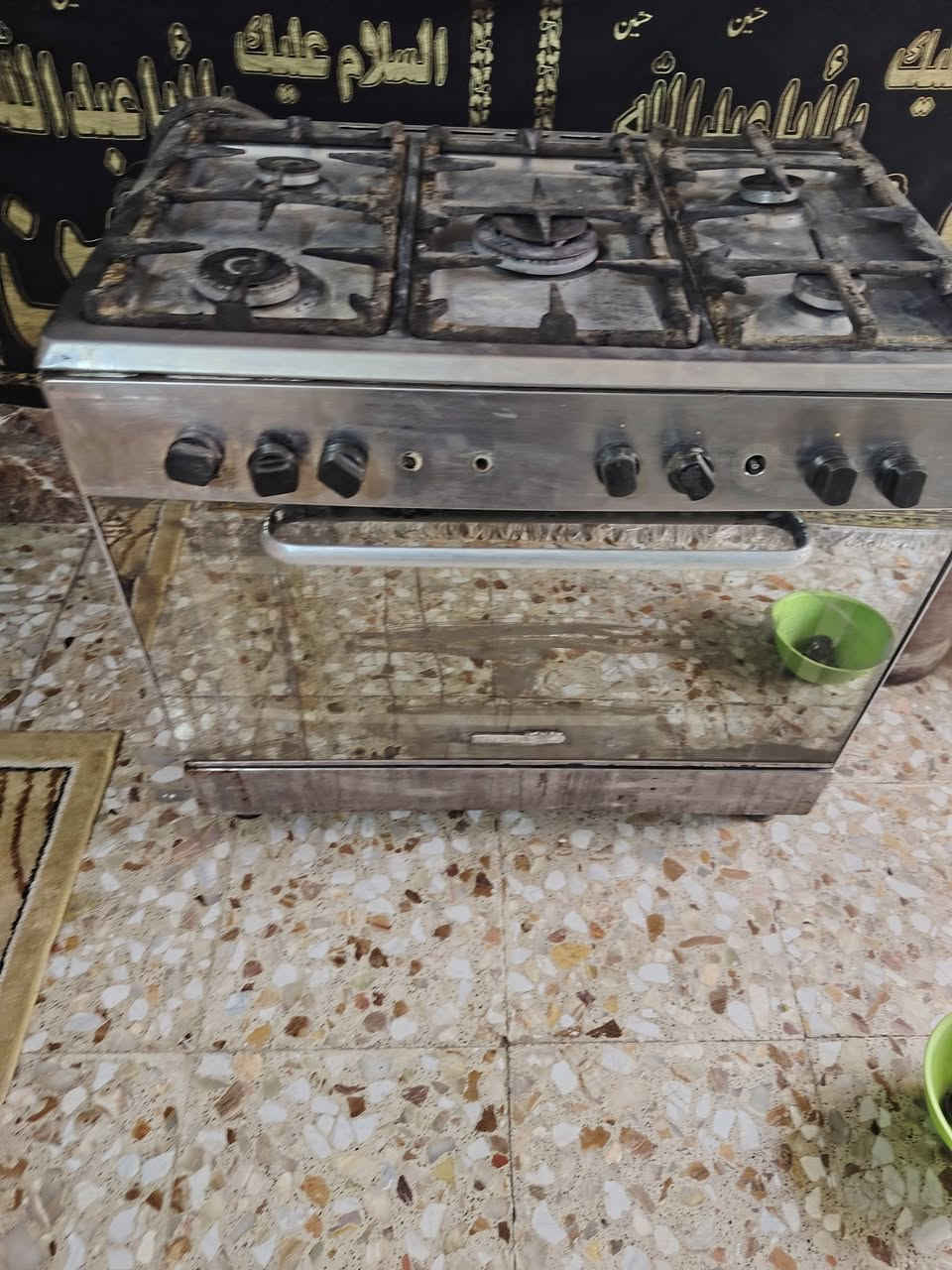 سلام عليكم من رخصة مدير الكروب طباخ للبيع ١٥٠وبيه مجال قليل الناصريه المركز مراسله على ***********
