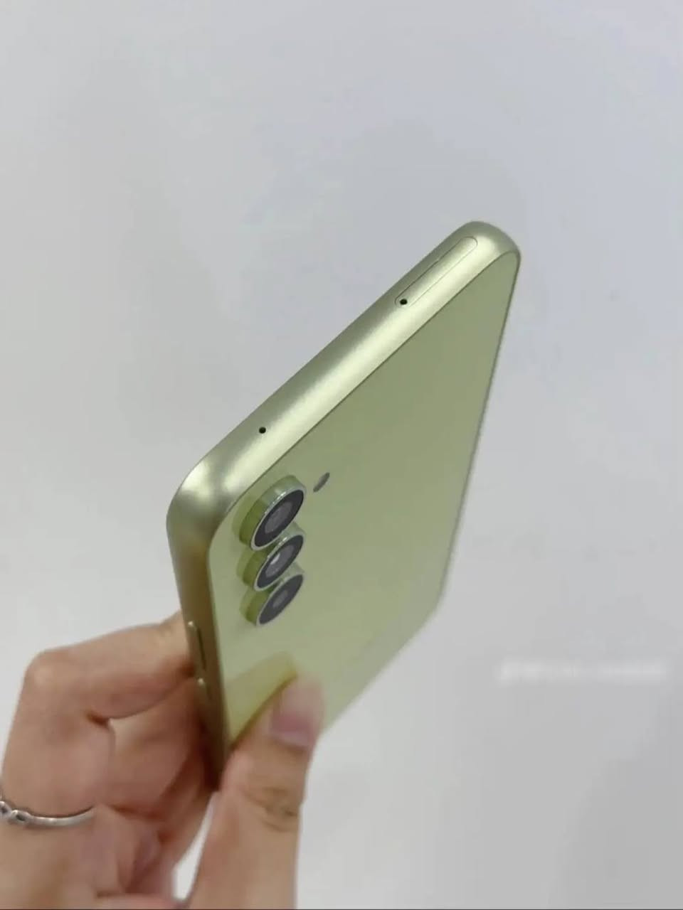 Samsong galaxy a54 12,256
5G علبة + هاتف نظيف 
السعر 375 الف وبي مجال بسيط مكاني بغداد الامين الثانيه 
***********
