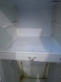 ثلاجات وسط • براد عمودي • مستعمل نظيف