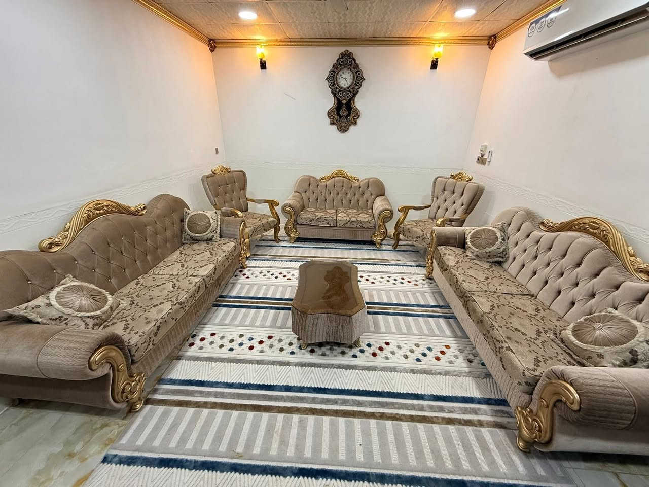 السلام عليكم
تخم تركي 10 مقعد مع طبله وسطيه

نظافة 95 ‎%‎

مكاني تكريت حي القادسيه 

للاستفسار ***********
