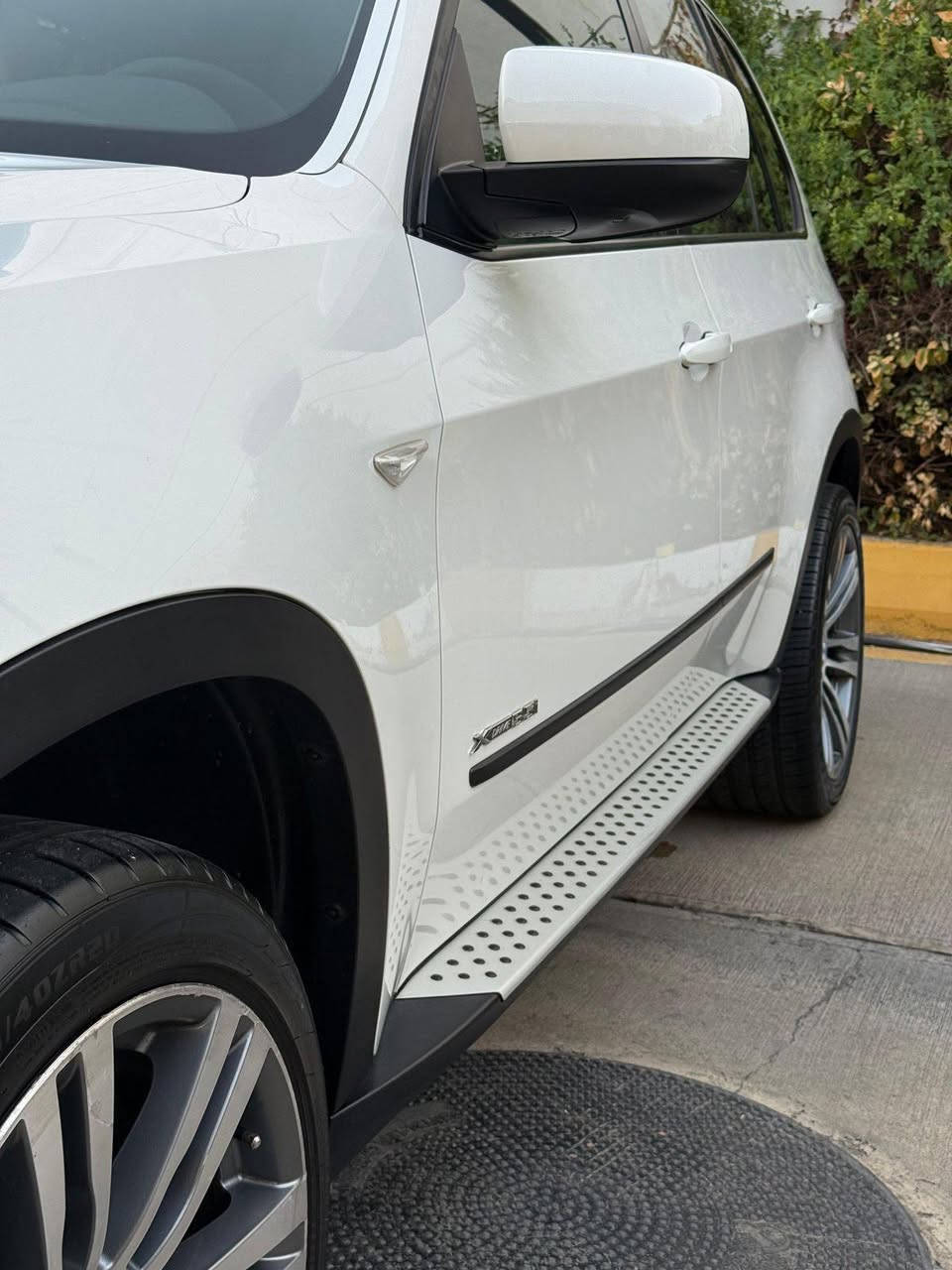 سياره BMW نوع X5 موديل ٢٠١٣ خليجي وكالة العروش بدون صبغ وبدون اي حادث السياره مكفوله من الدعاميه للدعاميه رقم سليمانيه الجديد الدولي باسمي وحاليا السياره في بغداد العامريه السياره ماشيه ٩٧ الف ميل
المواصفات 
محرك ٦سلندر n55 
بصمتين 
٥ كامرات محيطيه ٣٦٠ درجه
حساسيات محيطيه 
بنوروما
سيدي و سيدي جنجر بالجكمكه ٦ اقراص
مناخ منفصل والتبريد ثلج
تخم تاير جديد اقل من شهر من شاده
باب خلفي كهرباء 
السياره جاهزه من كل شي ومسويلها ادامه كامله  وتخم بلكات اصلي جديد وكويلات اصليه وتبديل دهن وفلتر الكير اصلي وكاله  والبطاريه قبل اسبوع بدلتها بنوع AC ديلكو ووصل الضمان موجود لمدة سنه  تبديل الزنون الى ليد للمازدات والبلوجكتر اضائه جدا قويه للمعلومات *********** ويوجد واتس اب
