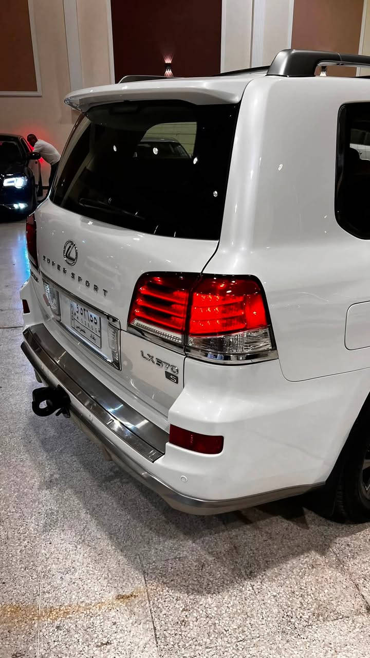 السلام عليكم
لكزز 2015 LX 570 S
محرك 8 اسطوانات (V8) 
6 سرعات نضام دفع رباعي 
مقاعد جلد فتحه سقف 
شاشه للعرض وشاشات خلفيه للعرض
باب خلفي كهرباىي ومرايه جانبيه بخاصيه التعتيم 
زينون نهاريه LED
ماشيه 142 الف حقيقي 
مكينه كير مكفولات 
سياره حلوه وجديده 
بنيد مبدل فقط ومبدل اصلي ✅
السعر 395 
مكاني بغداد النهضه 
رقم وهزه كله جديد للمعلومه✅
***********📞

