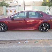 كامري أمريكي 2018. S E.  داخله للعراق بيها بارد بالجاملغ الخلفي اليمنه...