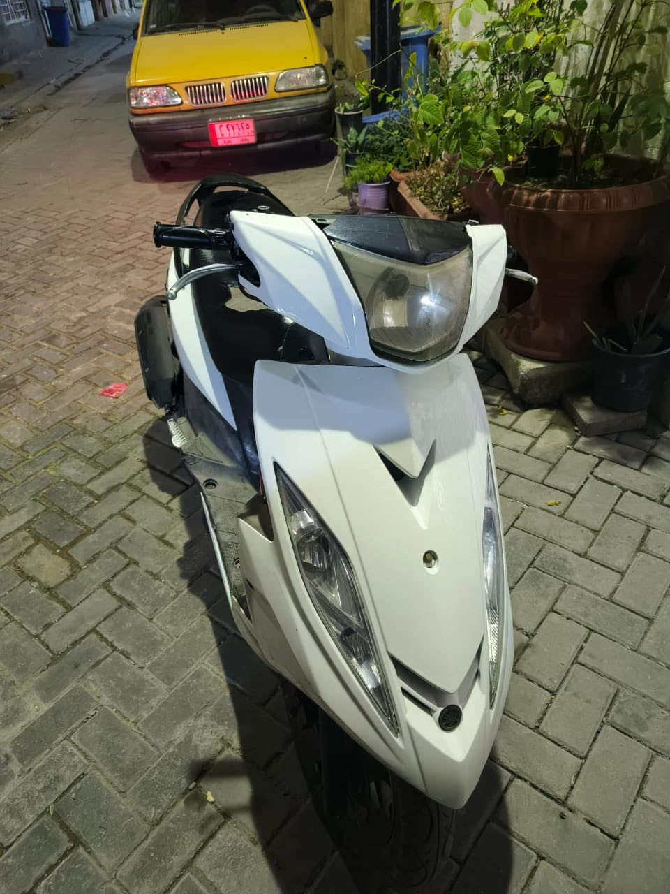 السلام عليكم دراجه جي تي آر لل بيع الدراجه خير من الله و نضيفه صارله ٦ اشهر من نزلته من رمبه الدراجه الصبح نكره الله شاهد مكان مدينة الصدر شارع الفلاح السعر ٩٠٠ وبيه مجال حك الجيه و الدراجه نقصه بس جامه مال بكلايت الخلفي بس وهاهيه وإذا تريد جيب فيتر وياك و تعال  الرقم ***********
