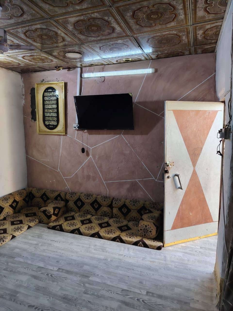 السلام عليكم
بيت تجاوز للبيع المساحه 93 متر
يحتوي على غرفة جبيرة وغرفة صغيرة ومطبخ وصالة وحمام داخلي وصحيات خارجية 
السعر 8 وبي مجال
العنوان:-البصرة/الاصمعي قريب جسر جويعد
رقم :- ***********
