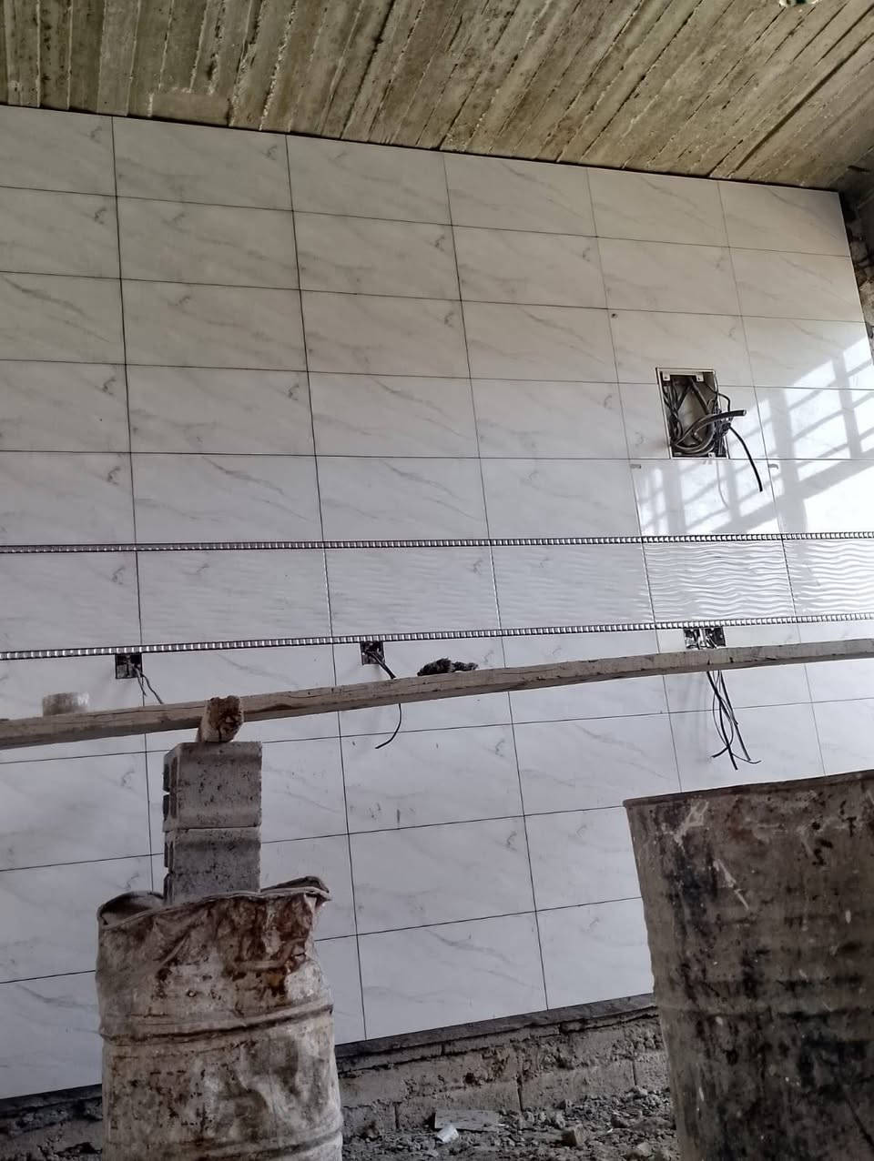 سلام عليكم خلفه سيراميك جدران و ارضي كرانيت أو كاشي متفرغ هذا رقمي للتواصل ***********

