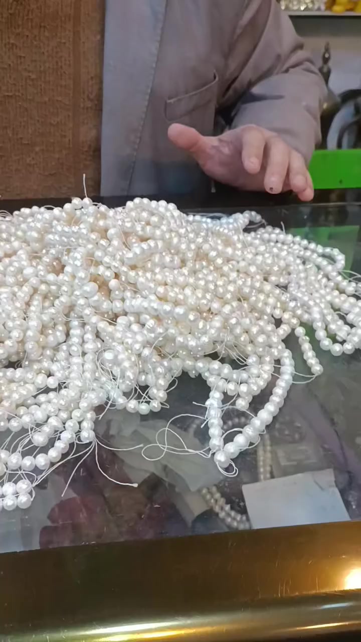 قلادة وسبحة حسب الطلب  من حجر اللؤلؤ الطبيعي 🔸
اللؤلؤ من أرقى الأحجار، يضيف هيبة ورقيه 

✅ حجر طبيعي أصلي
✅ يهدئ الام مرض الشقيقه
✅ شكل مرتب وراقي
✅ يريح النفس ويعطي طاقة إيجابية
 اسعار ذهبية لاصحاب الجمله 
شرط الفحص قبل الاستلام 🛵 اصلي مئة بالمئة 
اسعار ذهبية الاصحاب الجمله 

يوجد لدينا تصاميم خاص 
ونستطيع العمل حسب الطلب من ذوقك 🤩

متوفر عند ( صاحب المميز ) 🥇 للطلب والاستفسار خاص هنا ماسنجر و واتساب *********** ☎️ يوجد توصيل 🚚 كل المحافظات العراق 🇮🇶 و دول العالم 🌎
