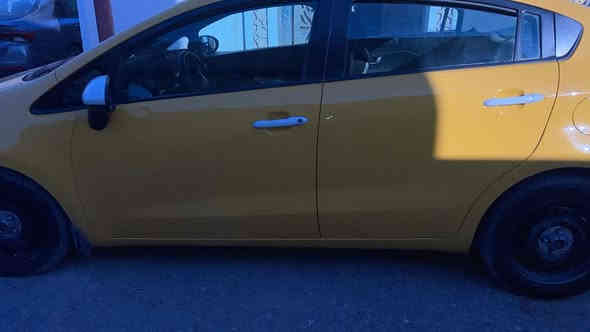 كيا ريو موديل ٢٠١٣ تكسي رقم إنكليزي سنويه جديده جاهزة للعمل نظيفة جدا بيها طخة صغيرة بالباب مصلحة موضحة بالصور مكاني بغداد الحسينيه باسمي تحويل ثاني يوم 
مابيها نقص السعر ٧٥ ورقه مجال بسيط جدا 
رقمي ***********
ملاحضة اني فق ناشر صاحب السيارة اتصل ع الرقم غير متواجد ع الفيس
