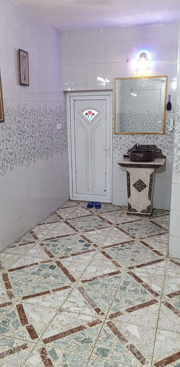 دار للبيع
دار ملك صرف المساحة الكلية 214 م يتكون من كراج كبير واستقبال كبيرة وغرفة نوم وحمام وصالة و مطبخ والطابق الثاني غرفتي نوم وصالة وحمام وعلى سطح المنزل كرفان سندويج كبير مستخدميه كمخزن .. الحديقة مفروزة ومباعة .. يقع الدار في بداية شارع الاصفر ثاني فرع من الشارع العام .. السعر المطلوب 230 مليون.. للاستفسار اكثر الاتصال على
 *********** أبو علي
