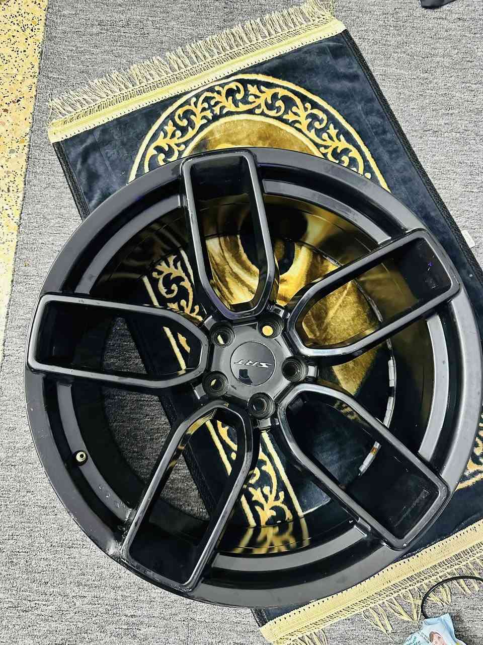 السلام عليكم
متوفر طخم ويل كب جارجر srt ، النظافة واضحة بالصور 
بيهم ملاحظات واحد مشخط الصبغ وثنين بيهم فطر صغار والرابع ما بي ، شرط ما بيهم عواج 
اللي يفيدنه يطلبي خاص وادزله صورهم كامل 
بالنسبة للسعر النظيف ينباع ب200 دولا التك وهذولة ان شاء الله ما نختلف بيهم ، ينطيني سعر باليرضي الله


**إذا كنت صاحب هذا الإعلان وتريد حذفه لأي سبب، رجاءا أرسل رسالة إلى الدعم الفني**