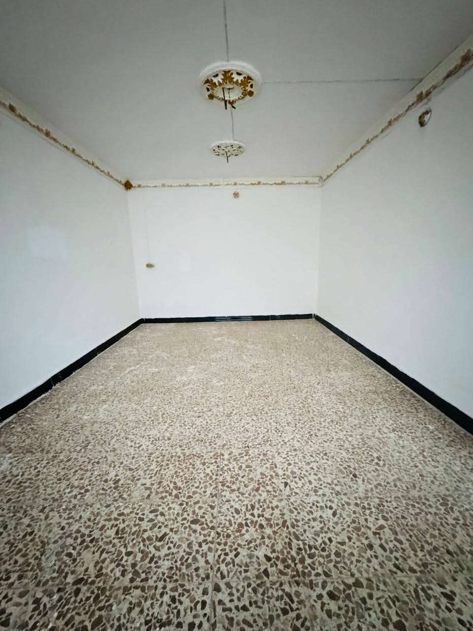 دار كامل طابقين طابو زراعي للبيع مساحه 200العنوان نادر مقابل محطة العرفان يتكون من ثلاث غرف نوم واستقبال وهول ومطبخ وصحيات السعر 70و بي مجال للاستفسار الاتصال على الرقم ***********
***********
