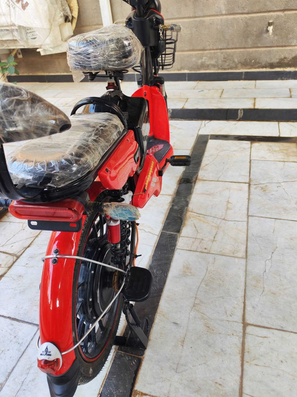 السلام عليكم .. 
دراجه شحن للبيع 
المواصفات + التفاصيل : 
١. حجم ( 20 ) .
٢. عدد البطاريات ( 4 ) جدد شرط الفحص ـ شركه الريان .
٣. ملف 450W - السرعه القصوى ( 90 ) + السرعه الحقيقيه ( 70 ) - مثبت سرعة .
٤. سويجين + بصمتين + تشغيل عن بعد . 
٥. شاشه ديجيتال تقرا الفولتيه والمسافه المقطوعه .
٦. بريكات امامي و خلفي + دبلات . 
٧. ستاند ( موبايل ) . 
٨. بلوتوث - MP3 .
٩. مدخل USB، شاحن موبايل . 
-------------------------------
- الدراجه جديده بمعنى الكلمه نظافتها تقرأ بالصور
- السعر : ( ٣٥٠ ) الف 
- المكان :  قضاء النصر ـ قرب دار القران 
 للإستفسار الاتصال على الارقام : 
 ( ***********  )
(  ***********  )
