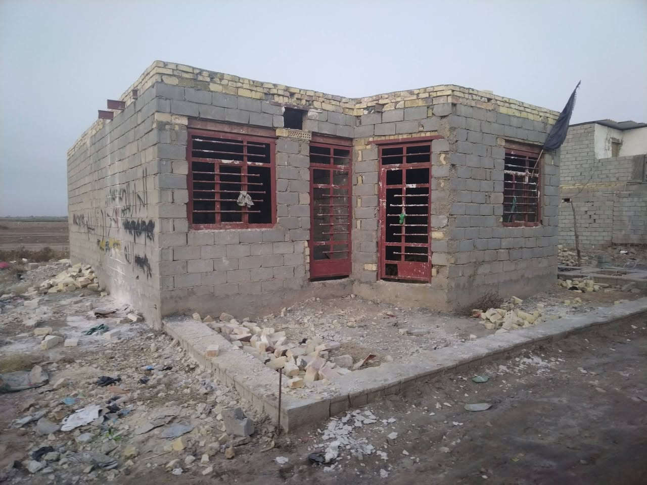 سلام عليكم البيت لبيع يتكون من مضيف مطبخ صاله غرفتين مساحة البيت  230متر قريب لشارع العام روضه مدارس مولده ماءء
العنوان البدع الكبير اصلاح زراعي 
***********
