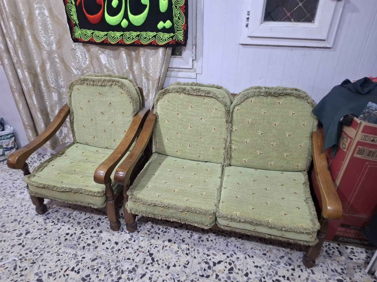 سلام عليكم قنفات خشب صاج نضيفات كلش واستعمال قليل عددهن كراسي ثنين امهات النفر ووحدة ام النفرين وقنفة ام ال 3 نفرات مكاني شارع المطار الجديد التفاصيل عل هاذه الرقم:***********
