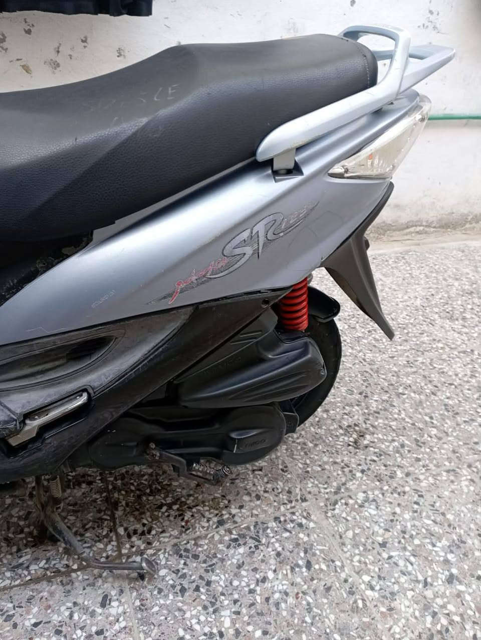 سلام عليكم
دراجه كامكو جيفور  مكفوله برغي ما مفتوح بيها تجي تفحص اله تاخذ  مكينه ناعمه مختمه    سعر 500 وبيها مجال حك جيه      ‏‪***********‬   خابر وتدلل ❤
