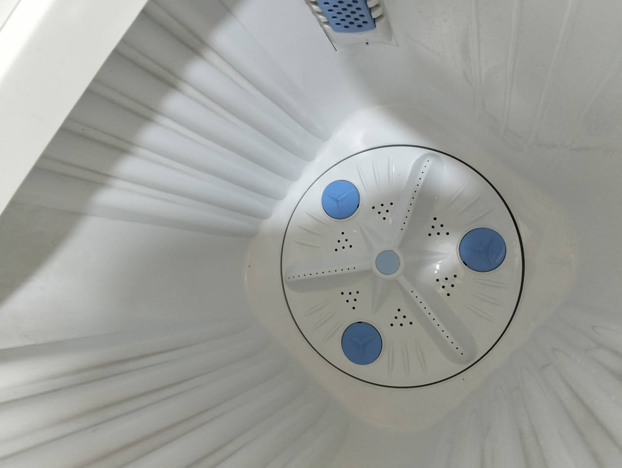 غسالة الحافط حجم 18 كيلو بعدهي جديدة تغسل بطانيه وتنشفه السعر اب 125 ألف ***********
