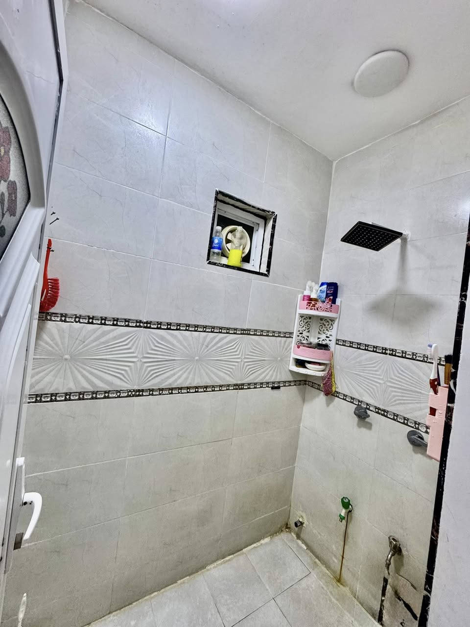 السلام عليكم بيت للبيع مساحه 75 متر في البلديات اليؤن مقابيل الجسر اول فرع البيت طابقين ونص الطبق الارضي استقبال صاله وغرفت نوم ومن ضمن الصاله مطبخ الطابق الثاني غرفتين نوم وصاله وصحيات والطاب الثالب غرفه وصاله وصحيات 
للاستفسارمعه رقم او صاحب صفحه ***********
