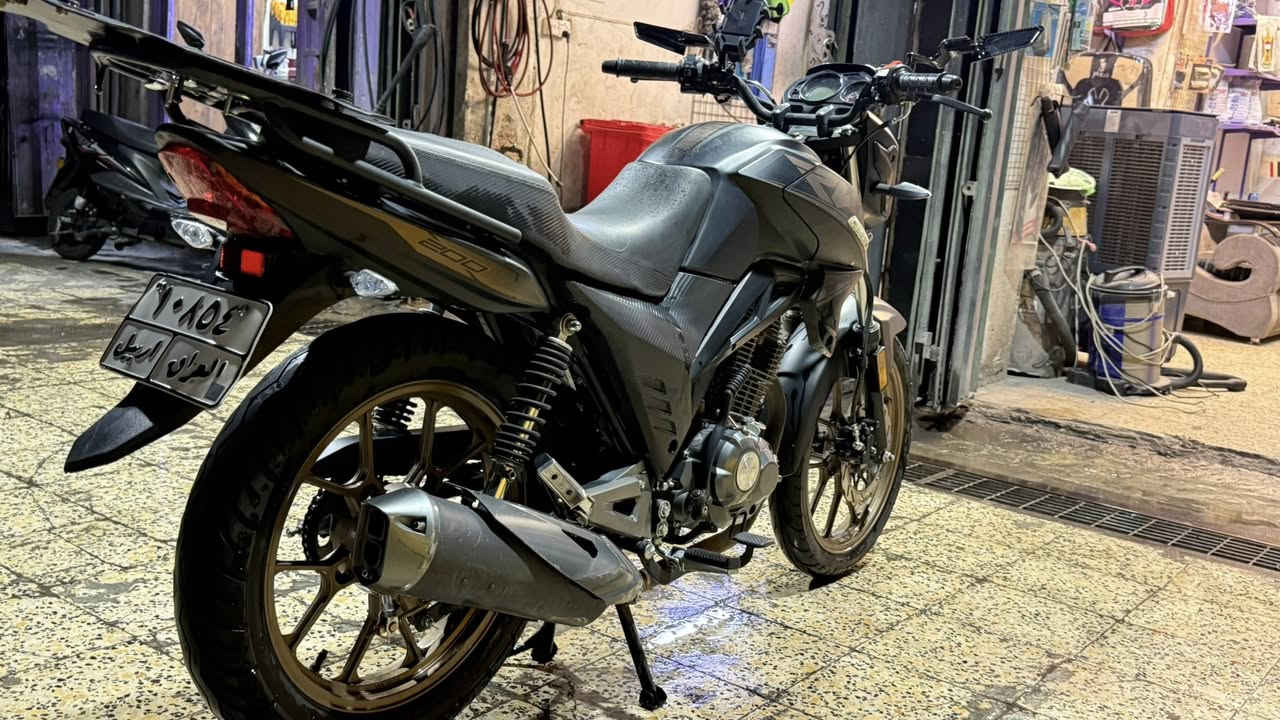 سلام عليكم دراجه RK200 مرقمه كامل ب أسمي تحويل شوكت متريد بيها نقص بريك خلفي و دواسه التنمير معوجه و الكيلو متر واكف دراجه نظيفه مداريها دهن و بانزين السعر 2.250.000 للاستفسار ***********
