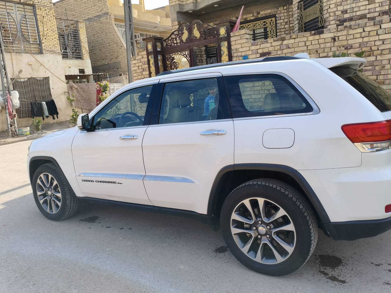 سلام عليكم من ارخص الادمن جيب شيروكي ليمتد خليجي فول مواصفات  بيها شويه مقبلات السعر 225وبيها مجال مكاني ميسان العماره ***********
