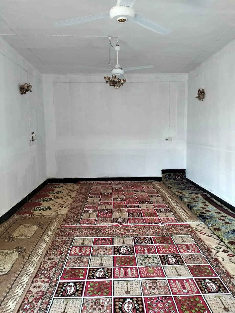 السلام عليكم
اعلان دار للبيع  كامل مساحته 200 متر مربع
موقع ناحيه السلام قرب المحكمه للاستفسار ***********
