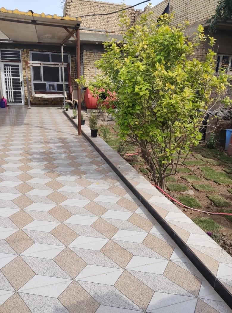 السلام عليكم
بيت للبيع المساحة 330 متر بالبيضاء يبعد عن سدة الكارضية 300 متر تقريبا بالبيضاء بشارع المدرسة الكرفانات الي بنوها جديد جوار حسينية بنت الهدى 
البيت يحتوي على
استقبال 6 ×4
غرفتين نوم 5×4
الصالة 9×4
مطبخ حار 2.5×2.5
مطبخ بارد 4.40×5.20
كراج 15 متر
حديقة 70 متر
السطح مطبك شتايكر
ترك مساحة ترهم مخزن أو غرفة 
البيت بناء طابوك مسلح كامل مكمل 
نقص فقط ستارة
بالإضافة إلى مشتمل مع البيت 
يباع أما البيت والمشتمل أو البيت فقط
الخدمات........
كيبل ضوئي
المدارس تبعد 70 متر
الكهرباء والمي والمجاري بالباب
عيادات طبية قريبة 
شارع رئيسي مو فرعي 10 متر  
للاستفسار اكثر خاص او اتصال+واتساب
***********
*********** دهل اوران, واسط
