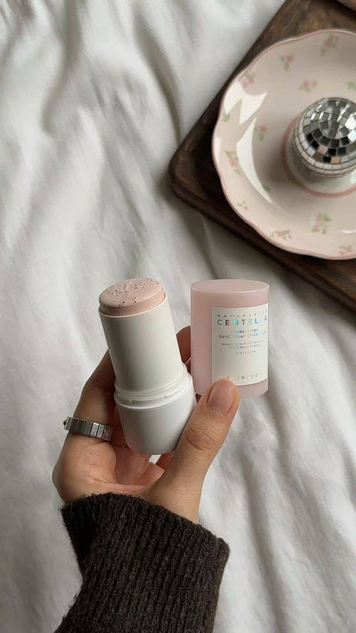SKIN1004 Poremizing Quick Clay Stick Mask - 27g | سكين1004 🇰🇷🐇
قناع ستيك لتضييق المسام وإزالة الرؤوس السوداء والبيضاء 🪞
طين ناعم ينظف المسام بعمق بدون تهيج.
يحتوي 5 أنواع طين + حبوب فاصوليا حمراء لتقشير البشرة.
مناسب للبشرة الدهنية، العادية والمختلطة.
التـوصيل بغداد 4 ومحافظات 6
⋆﹒⋆﹒⋆﹒⋆﹒⋆﹒⋆﹒⋆﹒⋆﹒🐇💘🕸️
لايك وفولوا للبيج 🫶🏻🥹🌷
#عناية_بالبشرة #روتين_العناية #منتجات_عناية #نضارة_طبيعية #عناية_يومية #منتجات_مضمونة #جمالك_طبيعي #اكسبلور #سكن_كير


**إذا كنت صاحب هذا الإعلان وتريد حذفه لأي سبب، رجاءا أرسل رسالة إلى الدعم الفني**