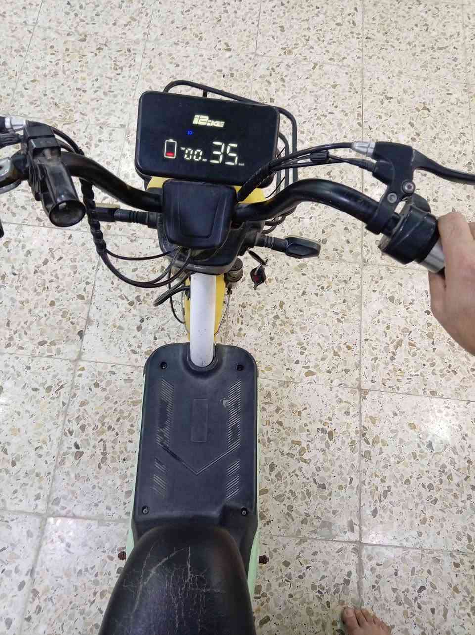 دراجه شحن للبيع دراجه كلش نضيفه وشغاله وباتريات جديدات صار سبوع من خليتهن عدد الباتريات 4 وشاحنه جديده وعقل جديد كلشي بيها جديد شاده وأصلي كهربائيات الدراجه كلهن شغالات اشاير يشتغلن امامي وخلفي الضوه الأمامي شغال شاشه شغاله الدراجه بيها 3سرع خفيف ومتوسط وسريع سرعه الدراجه كامله 35 تجي تفحص وتشوف يله تأخذها سعر الدراجه 190 وبيها مجال  للأستفسار الأتصال على *********** واتساب
