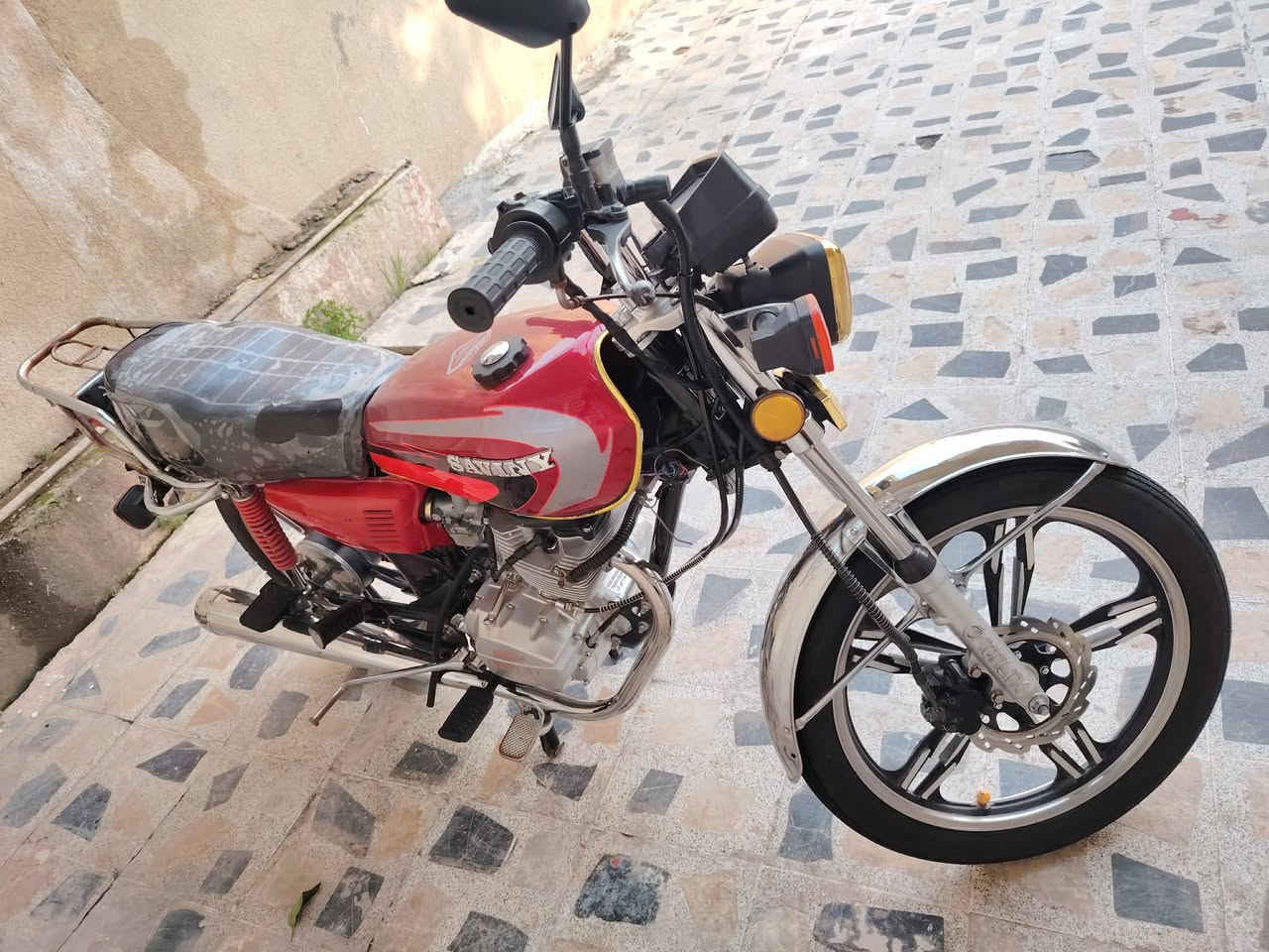 ماطور سيفان 5كير للبيع شغال مكينه شرط بس يعوزا وايرمنيه اشاير علئ بريك لايت نواقص خفيفه السعر 575وبي مجال ***********
