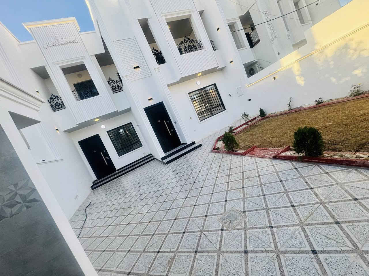 السلام عليكم 
دار للبيع مساحة 300 م 
شارع 15 م 
الموقع / القادسية/ حي الضباط / شارع جليل القصاب 
الدار زيرو غير مسكون 
يحتوي على 5 نوم 
للاستفسار/***********
